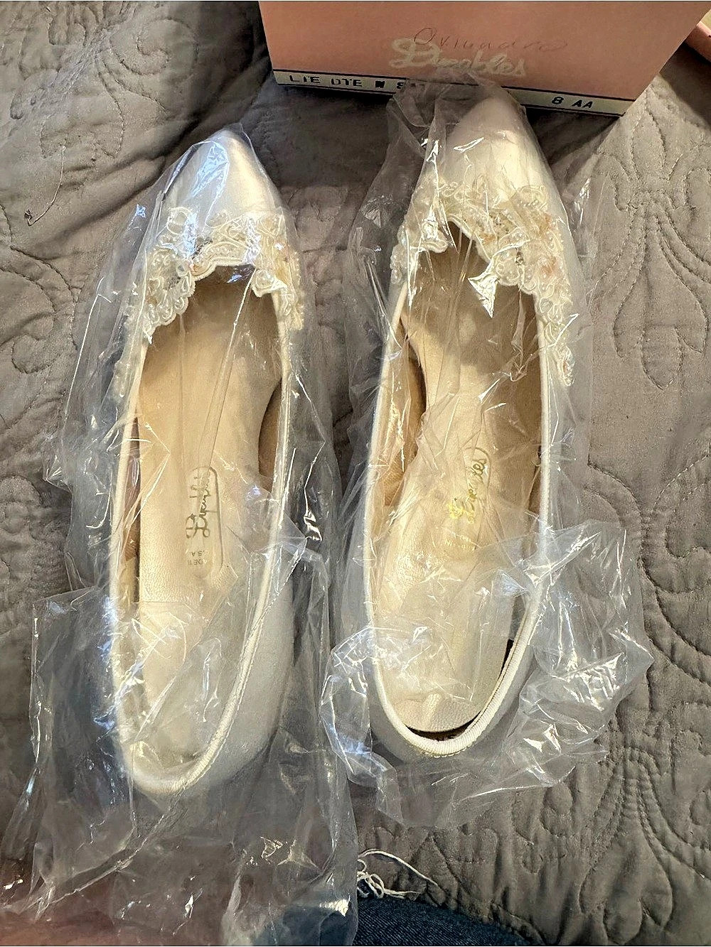 J. Renee Decorated 720 Embellished Flats in Ivory US 8 AA Like New